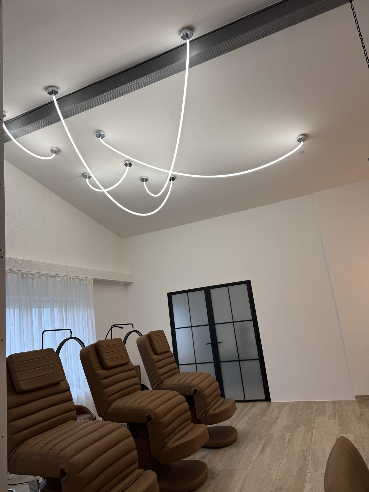 Behandlungsliegen unter der Lichtinstallation